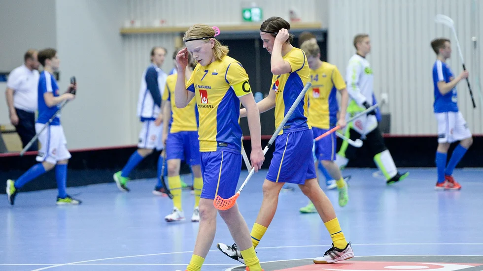 Förlust. Sveriges lagkapten Otto Weidman hängde med huvudet efter att killarna förlorat sin kamp mot Finland. Foto: Carina Kvist.