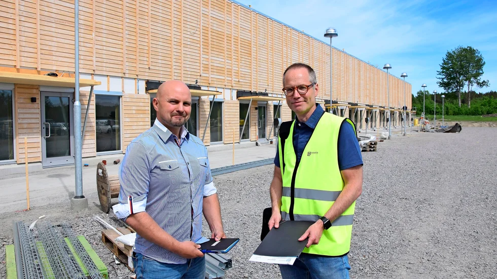 Hälsar välkommen. Fredrik Löfstedt, fastighetschef på Skellefteå Industrihus tar emot Peter Nilsson, Sverigechef Weir Minerals Sweden AB. Foto: Lars Andersson.