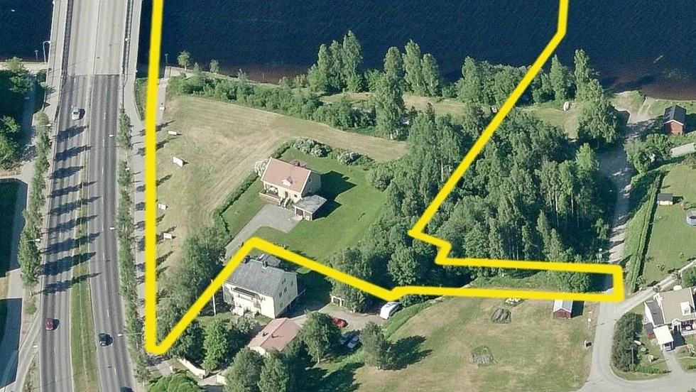 Här syns det nuvarande husets placering. Enligt överklagan ska nya bebyggelsen komma närmare vattnet och ta mer av den strandnära marken. Den gula linjen visar planens område. Foto: Skellefteå kommun.
