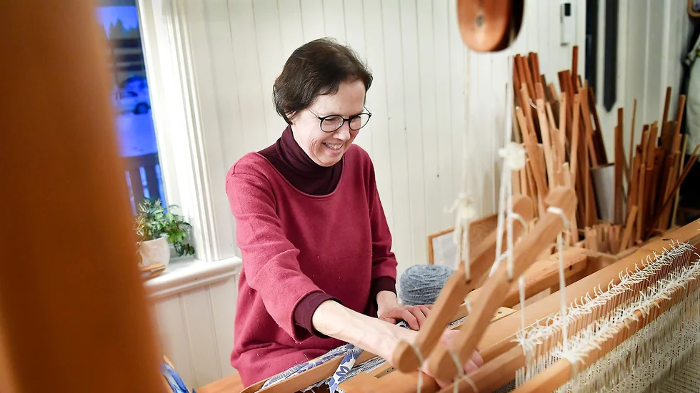 Ont om vävkurser. Därför har Majlis Holmkvist kommit hit, ända från Sunnanå. Foto: Jeanette Lövgren.