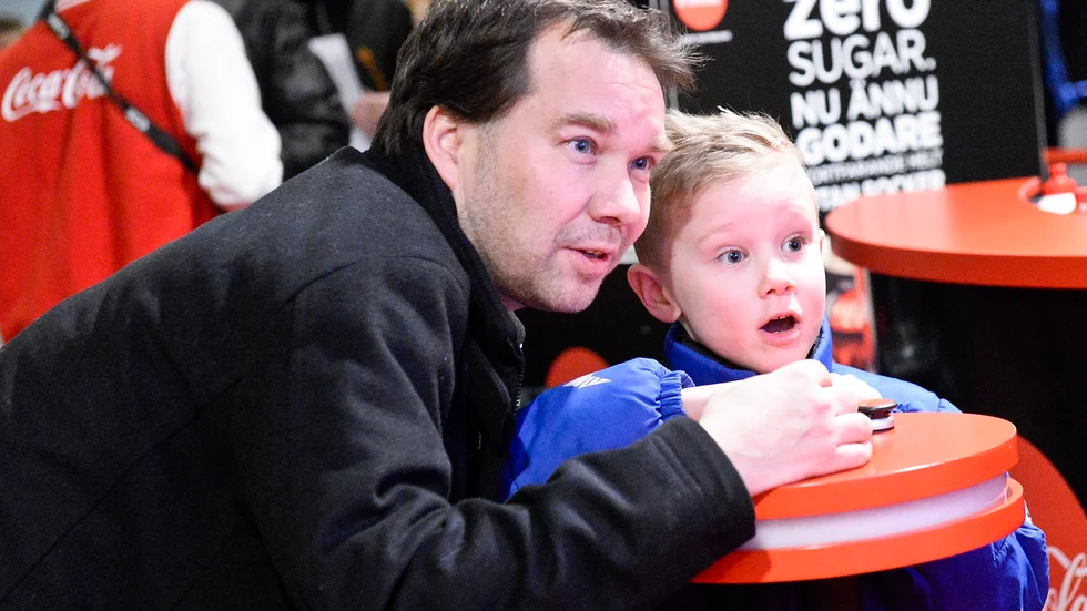 Musikquiz. 2-årige Lucas Ihs och hans pappa Anders Ihs kom till final i musikquiz. Foto: Carina Kvist.