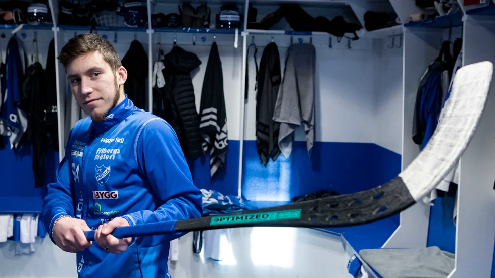 Maksim Plotnikov har bestämt sig för att fortsätta spela bandy i IFK Motala i ytterligare tre säsonger. Ett beslut som hans familj hjälpte honom att ta. 