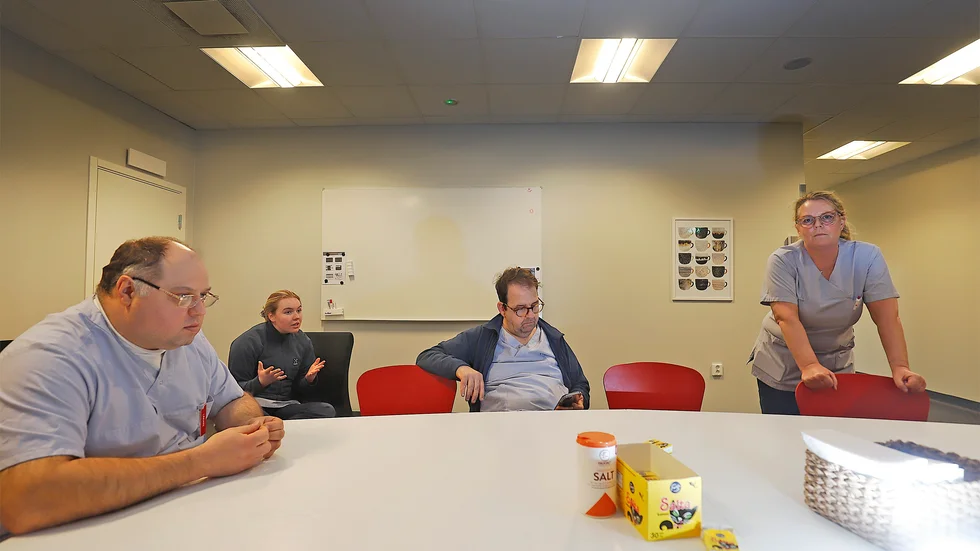 Under tisdagen kom beskedet att regionen nu häver avtalet med vårdcentralen, som har varit öppen i mindre än ett år.
På bilden syns läkaren Martin Pelisie, Ida Svedman, Stefan Sulin och Helena Svedman.