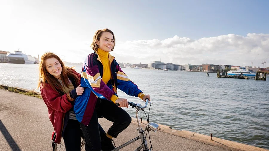 Bild från dramakomedin "Så jävla easygoing", som inviger Göteborgs filmfestival och som även skulle visas på Hemsegården. Filmen baseras på Jenny Jägerfelds hyllade ungdomsroman och har regisserats av Christoffer Sandler.