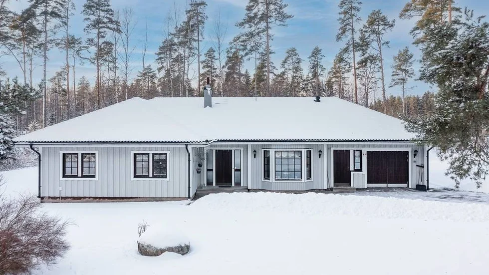 "Idealiskt boende för barnfamiljen som vill bo lugnt och tryggt med lämpligt pendlingsavstånd till Uppsala", står det bland annat i annonsen på villan i Oxsätra som just nu ligger etta på klicktoppen på Hemnet.