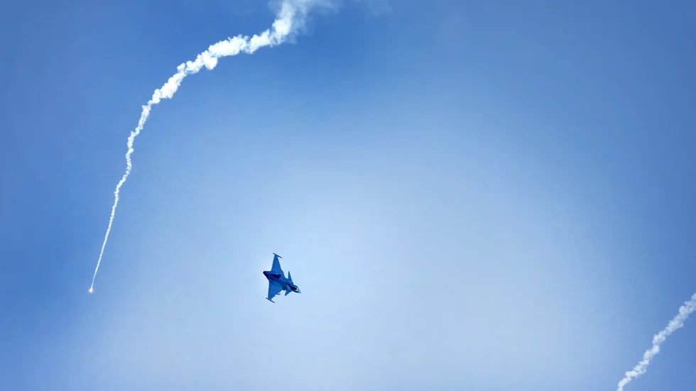 Två JAS 39 Gripen flög in på låg höjd och avfyrade sina automatkanoner. Trupper på marken kunde med lasersikten hjälpa till att träffa mål i terrängen. Marken skakade rejält, även för soldaterna på plats var det en ovanlig syn på nära håll.