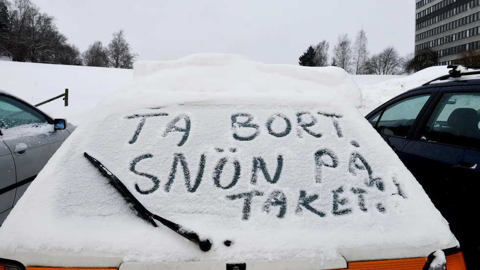 Ta några extra minuter och borsta bort snön från bilen, skriver Hans Johansson.