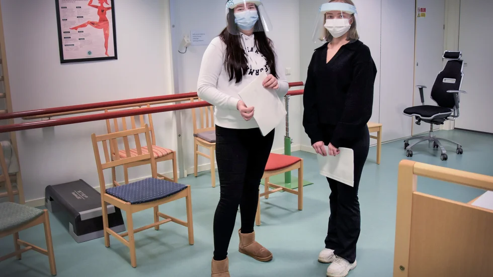 Erica Korpi och Olivia Vanninen hittade kommunens annons på facebook och nappade.