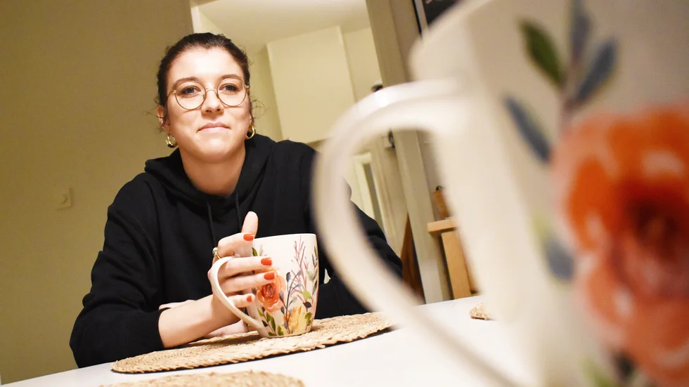 En stor kopp te är obligatorisk för Emelie Nilsson när hon skriver. 