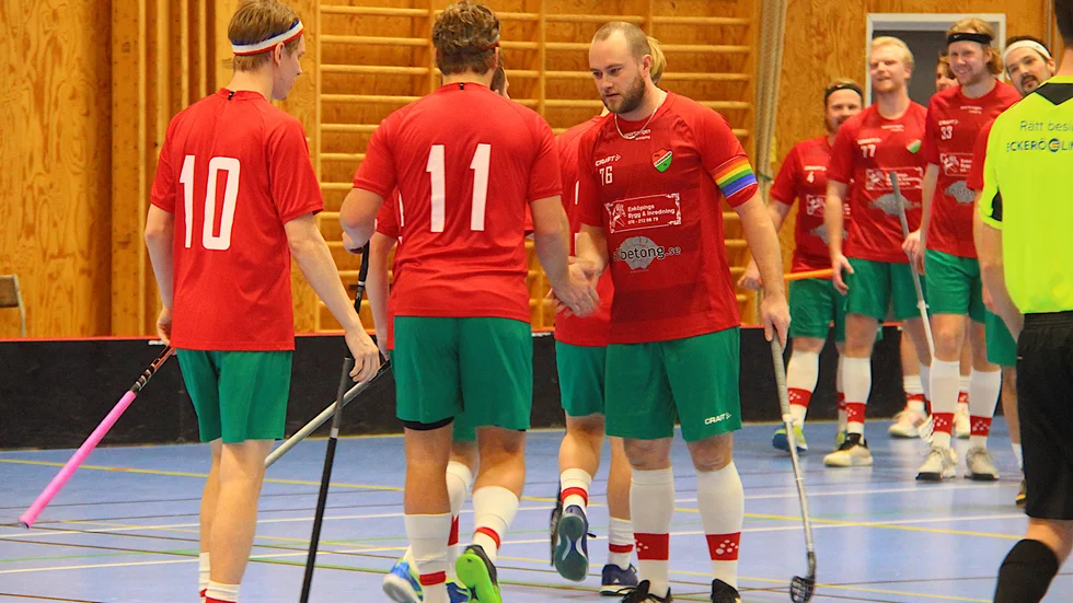 Fjärdhundra SK jublar för ett nytt mål och en ny seger i division 6-innebandyn. Lagkaptenen, tränaren och lagledaren Peter Eriksson-Ahlin ser långsiktigt på innebandyn i föreningen. Själv varvade han ned när han blev pappa, men vill ändå fortsätta spela aktivt.