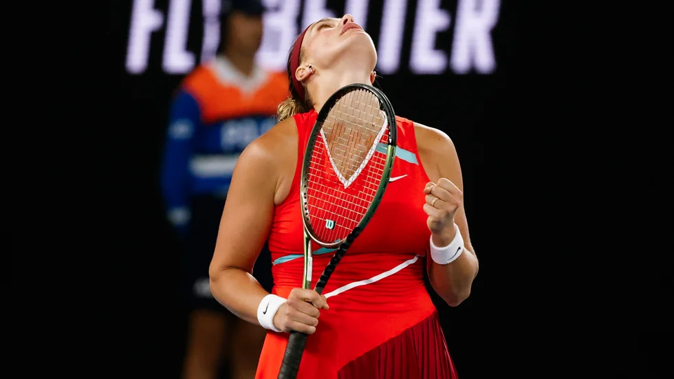 Aryna Sabalenka jublar efter segern.