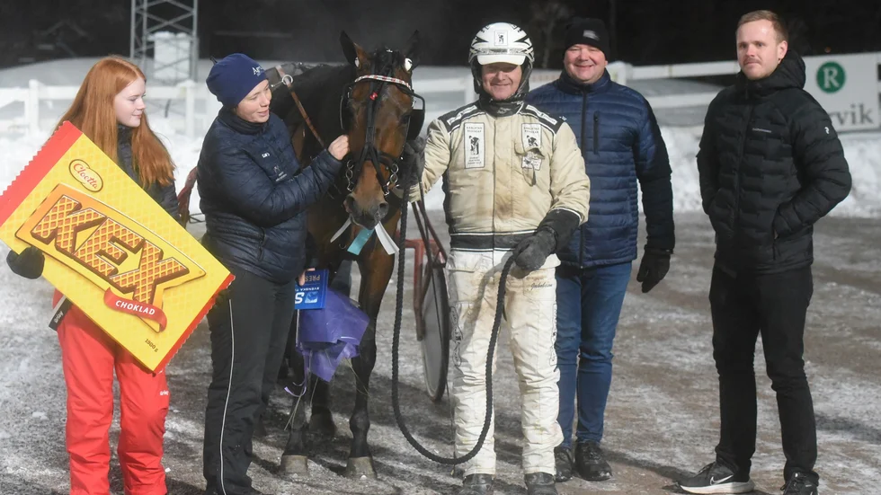 Hemmaseger på V75. Stefan P Pettersson tränar Chantal Jet som vann i överlägsen stil.