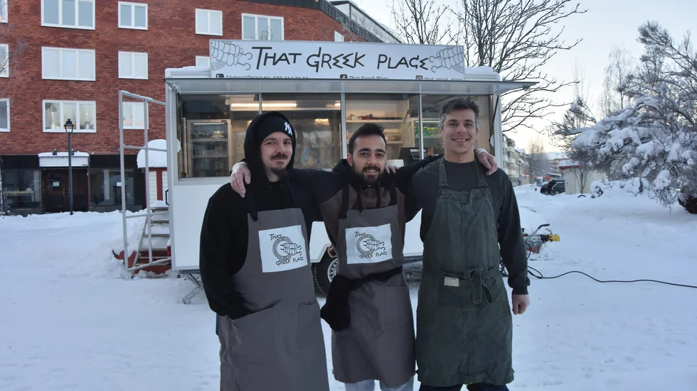 Vännerna Fotios Petsas, Pavlos Merkouris och Klaudian Naqe trotsade kylan och öppnade på lördagen sin foodtruck That Greek place i Boden
