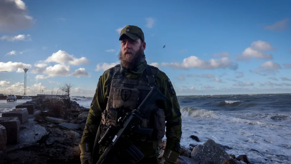 I måndagens snålblåst var Kristoffer Rahlskog, plutonchef LVkv på P18, posterad i Visby hamn. Militären har förstärkt sin närvaro på Gotland.