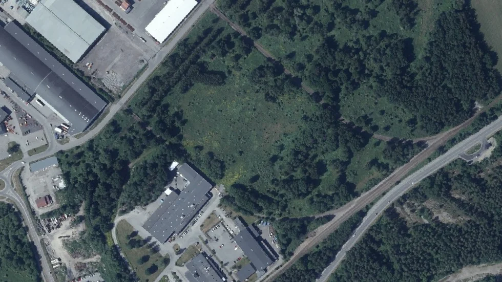 Här är platsen för den blivande returpunkten Nodra Park, mellan Sjötullsgatan och Lindövägen. Anslutningen för allmänhetens biltrafik blir från Lindövägen. Längs planområdets nordliga kortsida rinner Ljura bäck.
