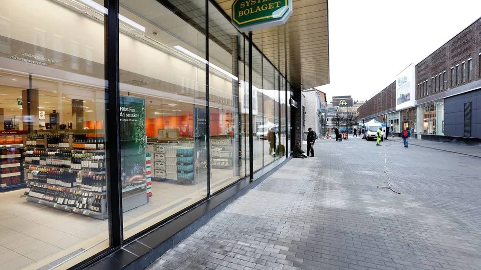 


Systembolaget - här butiken mitt i Norrköping - är det som vi svenska känner allra störst förtroende inför.



