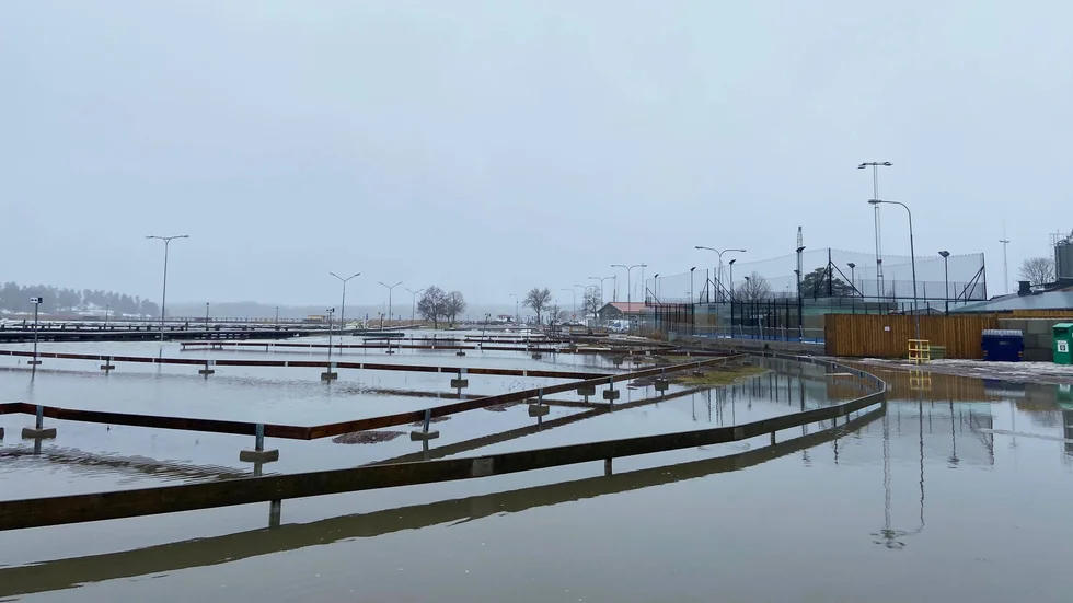 Under måndagsmorgonen stängdes Askögatan utmed husvagnsparkeringen på grund av vattenmassorna.
