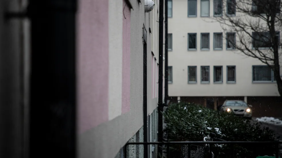 På måndagen utbröt ett våldsamt bråk i en lägenhet i Johannelund. Nu sitter en man anhållen, misstänkt för mordförsök.