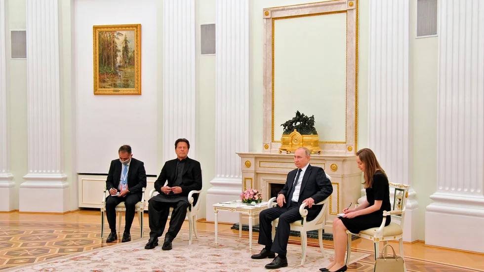 Vladimir Putin i Kreml, Moskva, på torsdagen, då han tog emot Pakistans premiärminister Imran Khan (till vänster).