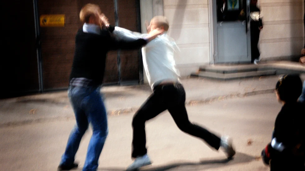 Män är kanon på att visa känslor, anser UNT:s krönikör Ida Eklöf. "Svårigheten tycks snarare vara viljan att förstå- och ta hänsyn till andras. Lär er affektreglera för satan." På bilden: Män som hejar på olika lag slåss efter en allsvensk fotbollsmatch.