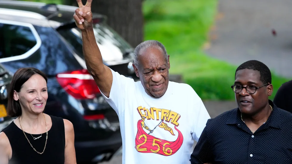 Bill Cosby utanför sitt hem efter frisläppandet tillsammans med talespersonen Andrew Wyatt (till höger). Arkivbild.