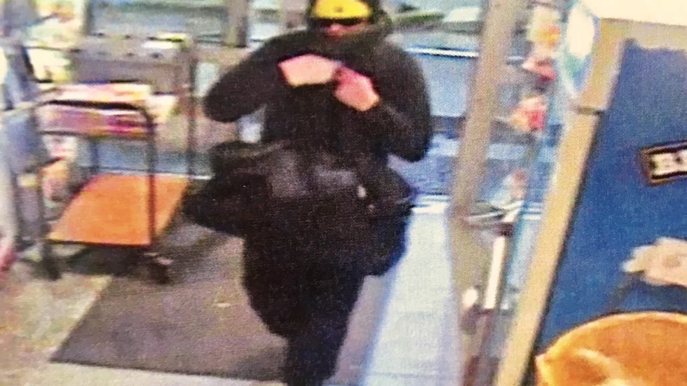 Allt tar sin början. Den 33-årige mannen kommer in i butiken, rättar till sin klädsel och går sedan fram till kassan. Bilder: Från förundersökningen.
