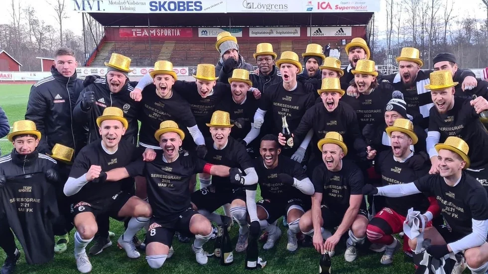 Motala AIF jublade i guldhattar efter 3-0-segern mot IFK Eskilstuna. Nu börjar det tuffa jobbet med att skapa ett slagkraftigt lag till ettan 2022. Maif behöver förstärka och även behålla laget man har. Målet är att etablera sig.