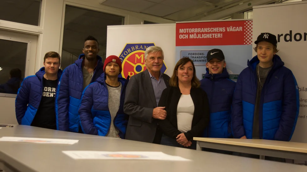 Hela gänget. I mitten Lars G Carlsson och rektor Sara Lundström Haglind.
