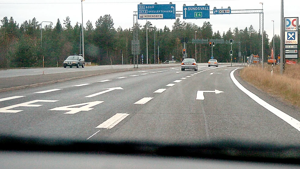Här behövs ytterligare en fil som går rakt fram, alltså ner mot Skellefteå från Solbacken. Det tycker tekniska nämnden. Arkivbild: Leif Andersson.