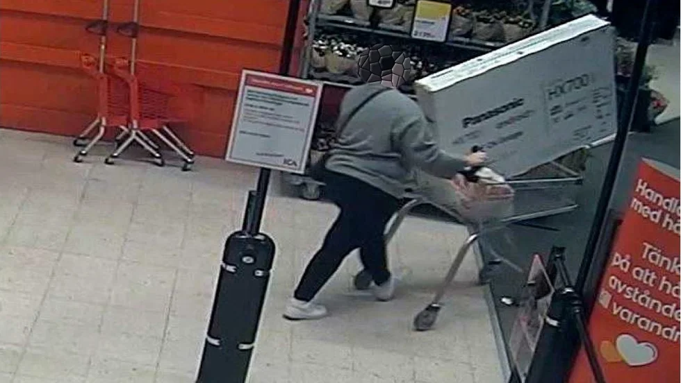 På bilden har kvinnan passerat genom utcheckningen för självscanning och är på väg ut från Ica Maxi.
