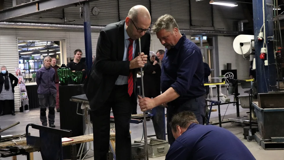 Landshövdingen Carls Fredrik Graf fick prova på att blåsa glas under invigningen.