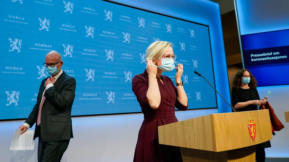 Bjørn Guldvog, chef på norska hälsomyndigheten, hälsominister Ingvild Kjerkol och FHI:s generaldirektör Camilla Stoltenberg på pressträffen.