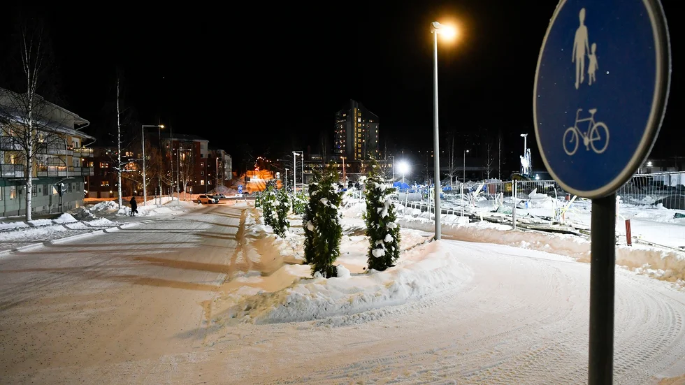 Det är planterat växtlighet från Erikslid ned mot rondellen. Skribenten tycker det är svårt att se gång- och cykeltrafikanterna.