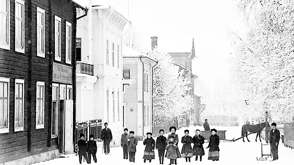 Trädgårdsgatan tidigt 1900-tal. Aktivitet då barn går i ett vinterlandskap.