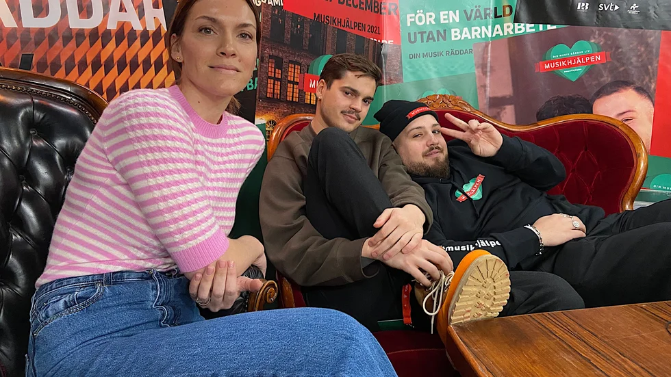 Brita Zackari, Anis Don Demina och Oscar Zia in i Musikhjälpenburen.