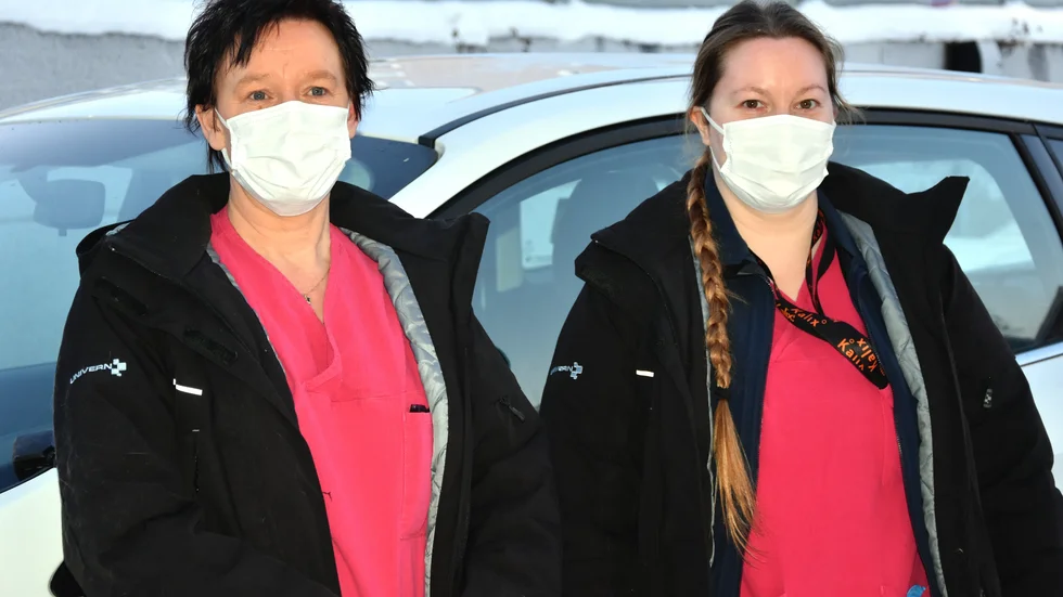 Katarina Lindvall och Rebecca Kilpeläinen arbetar i östra hemtjänstgruppen. "Vi påminner varandra om att hålla kontakt, fråga om det är någonting, prata med varandra. Det är också jätteviktigt i det här läget" säger Katarina Lindvall.