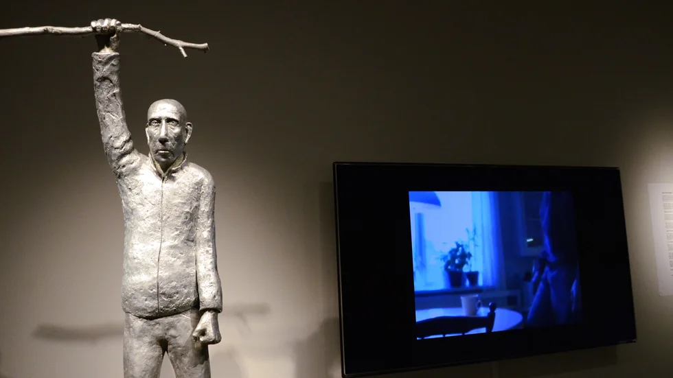 Mats Wikströms skulptur "Gubben". Till höger videoverket "en konstnär i Norrbotten".