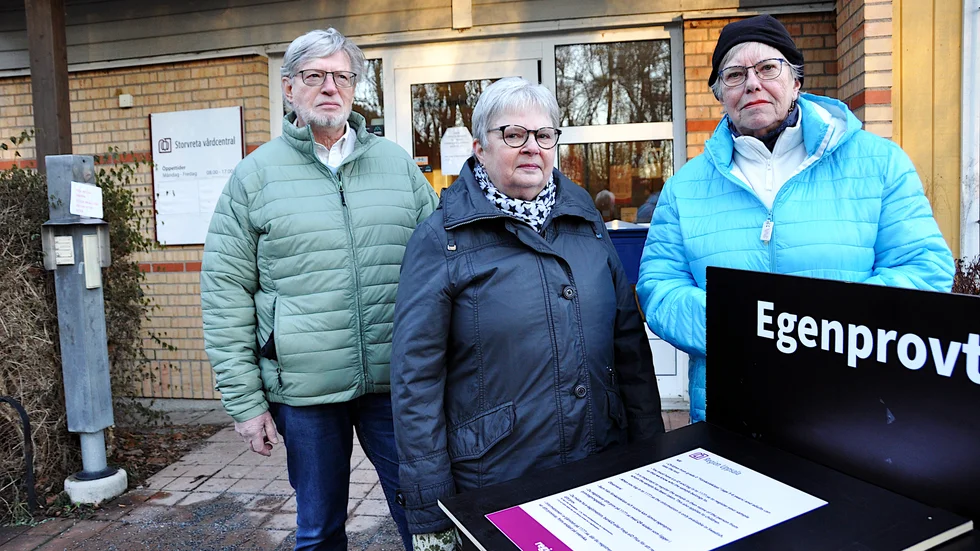 Pereric Olsson, Berit Gravsjö-Ericsson och Eva Carlsson är missnöjda med hur det fungerar på Storvreta vårdcentral. Den som ringer några minuter efter klockan åtta möts av en röst som säger att telefontiderna för dagen är slut. "Det gör att många söker till akuten som blir överbelastad", säger Eva Carlsson.