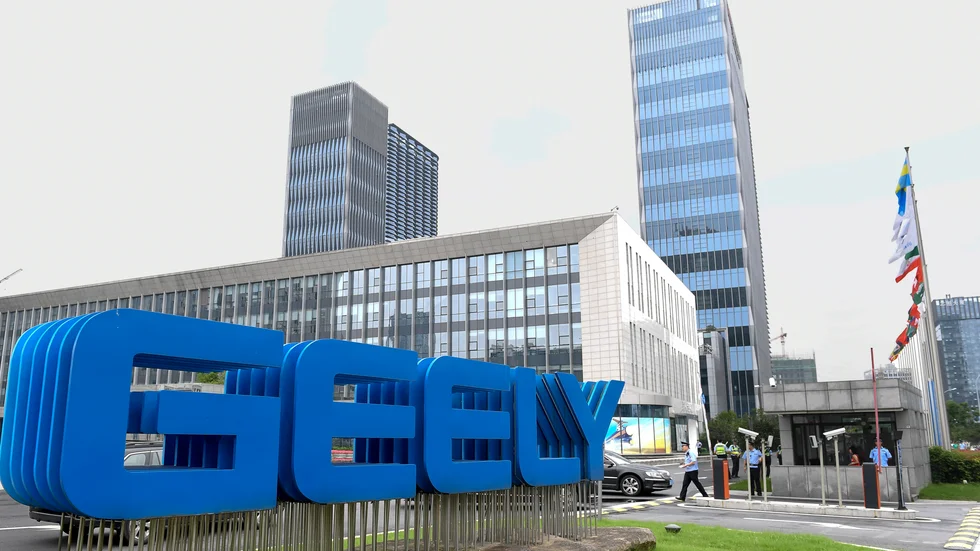 Geely är Göteborgs största privata arbetsgivare samt huvudägare i Volvo Cars. Det framkommer att Geely bland annat levererar polisbilar till Xinjiang-regionen i Kina. Den fria handeln har blivit mindre fri i händerna på diktaturer som Kina, skriver ledarskribenten. 