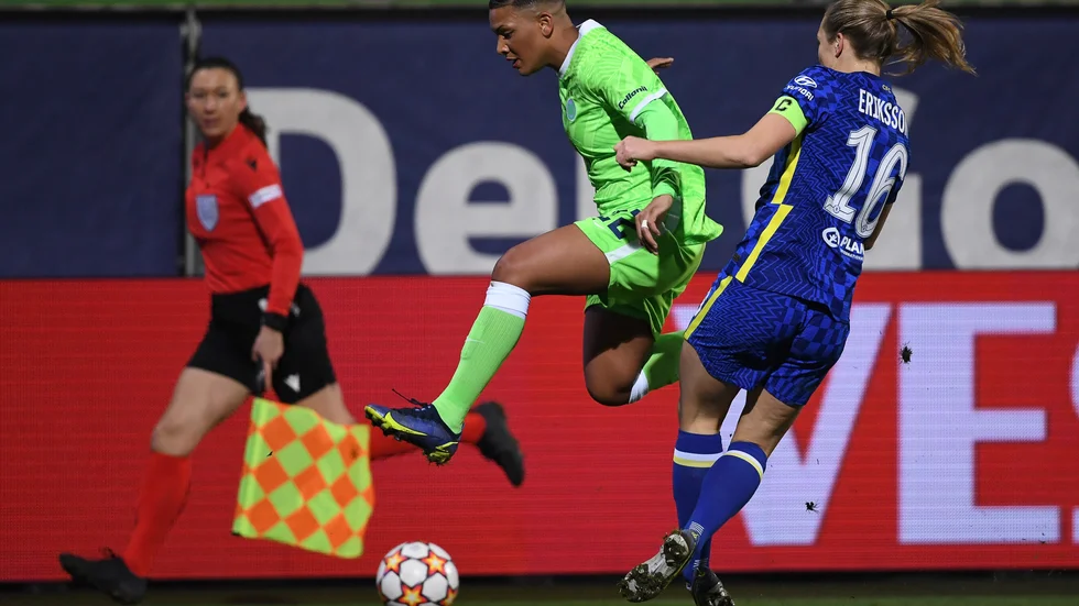 Chelseas Magdalena Eriksson, till höger, fick se sitt lag besegrat av Wolfsburg – som även såg till att Chelsea missar slutspelet i Champions League.