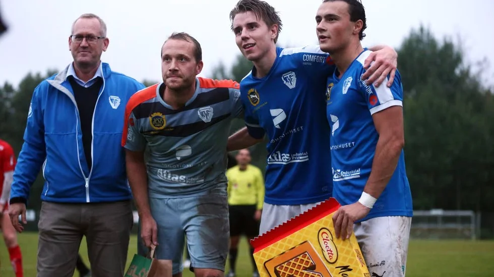JAGAR EN DUBBEL. Tobias Wallberg (tvåa från vänster) firade cupsegern för en tid sedan. På lördag vill han fira igen.