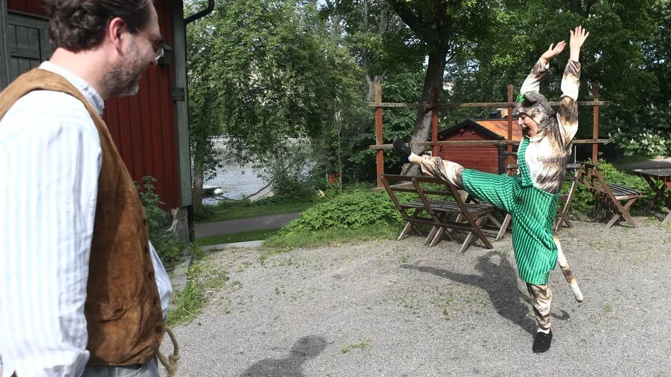 Teatertajm. Sommaren är här - och med den sommarteatern. På Färgargården spelas Pettsson & Findus med lasse Olofsson och Julia Strandljung i huvudrollerna.