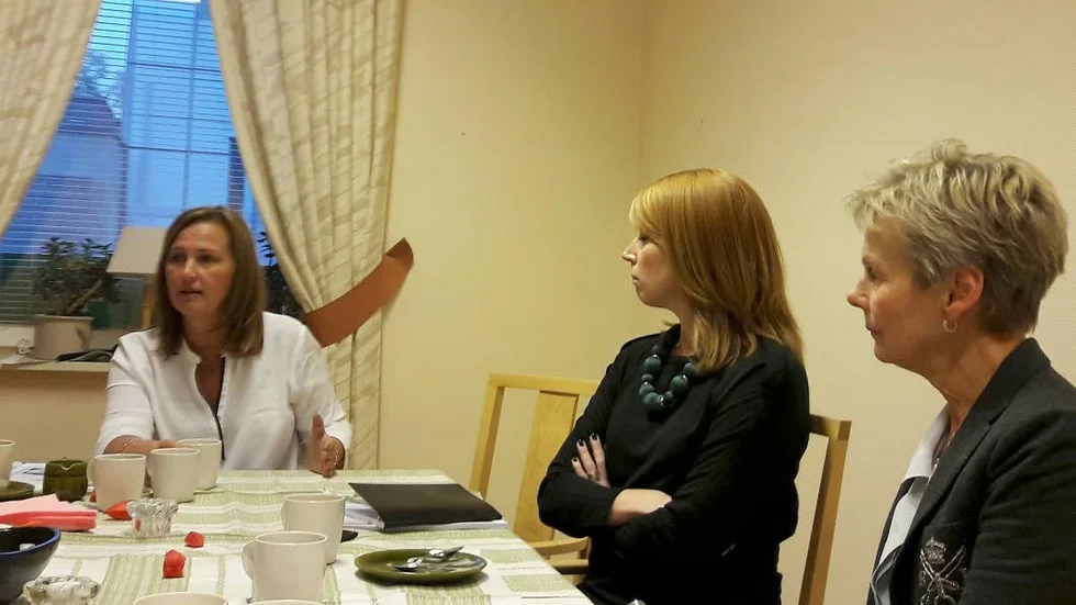 Allvarliga samtal. Runt bordet på centerpartiets högkvarter i Norrköping talade Juno Blom, Annie Lööf och Elisabeth Nilsson om hedersförtryckets vedervärdigheter.