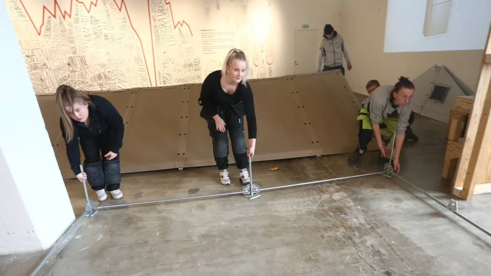 Så gör man. Byggeleverna Jenny Andersson, Linnéa Holmer och Jonathan Johansson från Eber pusslade ihop flyktingbostaden på Arbetets museum.