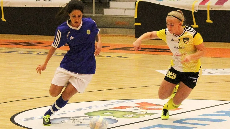 Duell. Norrköping Futsal Klubb och Lindö FF drabbade samman i gruppspelet. Gultröjade LFF vann.