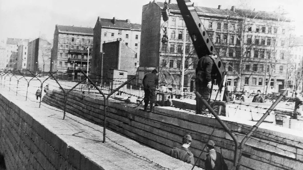 Nya murar. Bengt Cete skriver om glädjen då Berlinmuren (bilden visar bygget av muren) revs. Men vad händer med våra drömmar nu, undrar Cete.