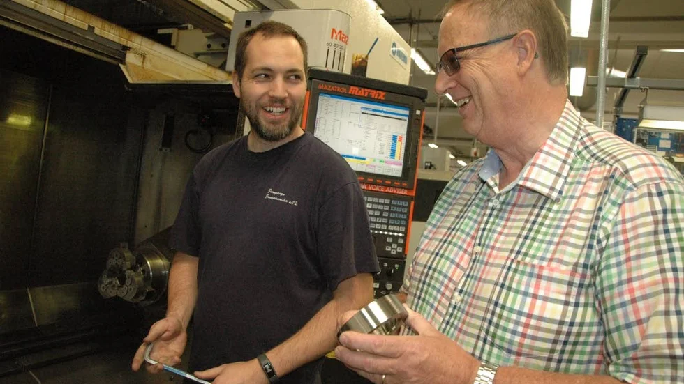 Samspråk. Finspångs Finmekaniskas ägare Hans Karlström i glatt samspråk med CNC-operatören Robert Jonsson vid en multioperationsmaskin för svarvning och fräsning.