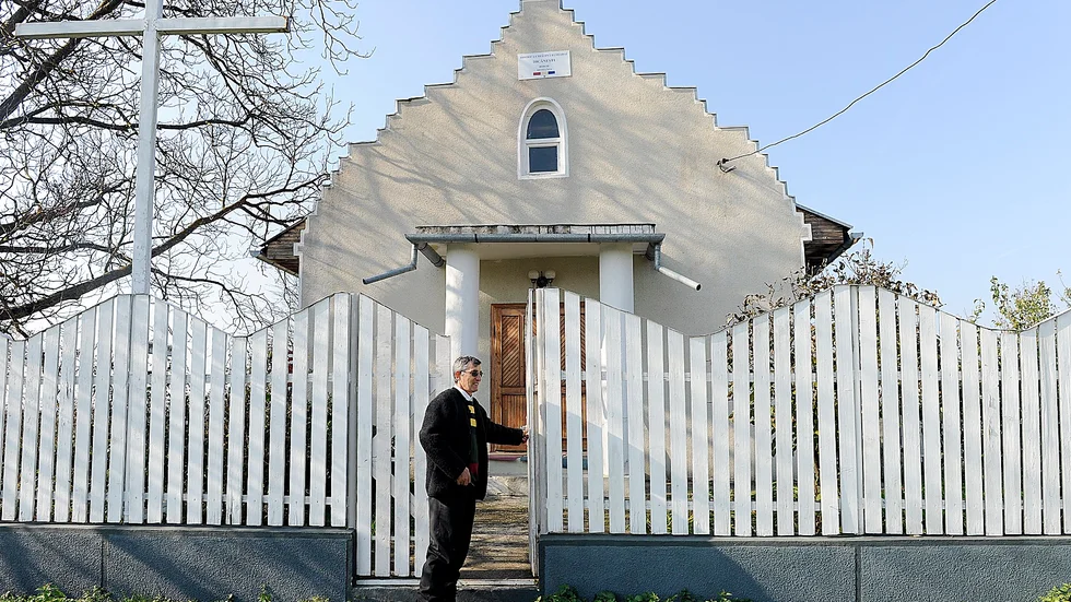 Kyrkans man. Pastor George Sandra framför ”sin” kyrka i Dicanesti.
