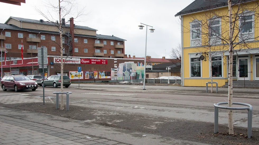 Byggplaner. A-hems planer att bygga galleria vid Storgatan hamnade i papperskorgen. Nu finns intresse från ett företag att bygga en fastighet med affärslokal i gatuplan och bostäder på övre plan på det aktuella markområdet i centrum av Arvidsjaur. Foto: Foto: GÖRAN WESTERLUND.