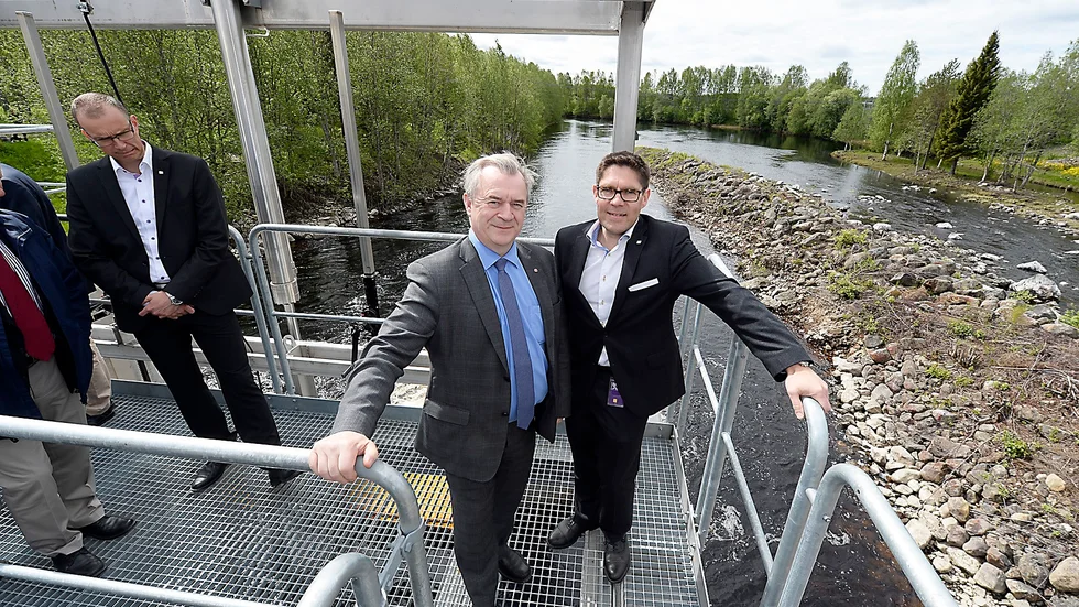 Ny turbin. Sven-Erik Bucht och Skellefteå Krafts VD Hans Kreisel beskådar det nya projektet. Foto: Roine Sandlén.